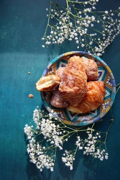 Croissants Nahaufnahme Foto Tiefblauer Hintergrund Mit Kopierraum Französisches Essen Auf — Stockfoto