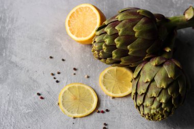 Pişmemiş enginarla hayat devam ediyor. Güzel enginar çiçeği yakın plan fotoğrafı. Taze konsept yemek. 