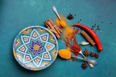 Mavi arka planda farklı aromatik baharatlarla güzel bir kompozisyon. Baharatlı yemek malzemeleri fotoğrafı kapatır. Gıda hala hayat. 