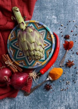 Pişmemiş enginarla hayat devam ediyor. Güzel enginar çiçeği yakın plan fotoğrafı. Taze konsept yemek. 