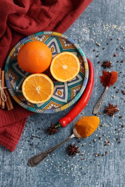 Portakallar ve baharatlarla hayat dolu. Aroma baharatlarının renkli görüntüsü. Kopya alanı ile koyu gri desenli arkaplan. 
