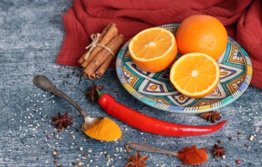 Portakallar ve baharatlarla hayat dolu. Aroma baharatlarının renkli görüntüsü. Kopya alanı ile koyu gri desenli arkaplan. 