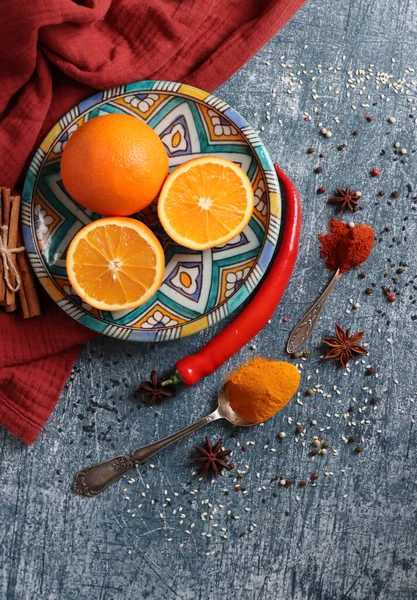 Portakallar ve baharatlarla hayat dolu. Aroma baharatlarının renkli görüntüsü. Kopya alanı ile koyu gri desenli arkaplan. 