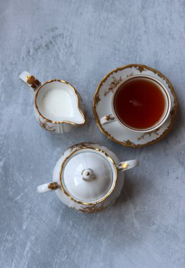 Bir fincan çayla sakin bir hayat. Küçük seramik bardak yakın fotoğraf. 