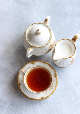 Bir fincan siyah çayla sade bir hayat. Güzel retro sofra takımı. Yakın plan fotoğraf.. 