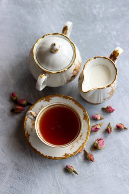 Bir fincan siyah çayla sade bir hayat. Güzel retro sofra takımı. Yakın plan fotoğraf.. 