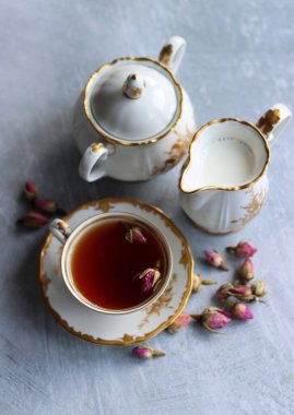 Bir fincan siyah çayla sade bir hayat. Güzel retro sofra takımı. Yakın plan fotoğraf.. 