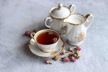 Bir fincan siyah çayla sade bir hayat. Güzel retro sofra takımı. Yakın plan fotoğraf.. 