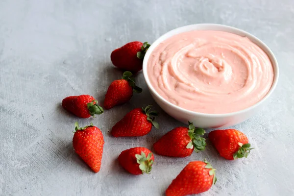 草莓奶油在一个白色的碗 新鲜的有机草莓在桌子上 糕点用粉红慕斯的近照 — 图库照片