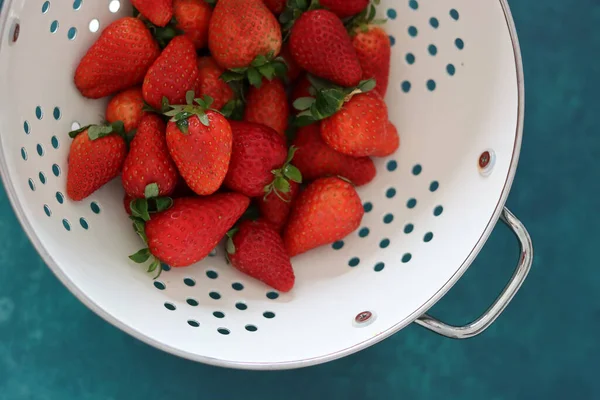 Juicy Organic Strawberry White Colander Close Photo — Stock Photo, Image