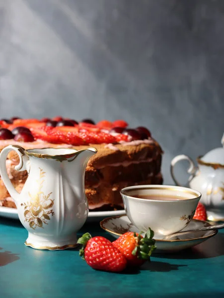 Retro Tableware Table Cup Tea Milk Jug Fresh Berries Strawberry — Stock Photo, Image