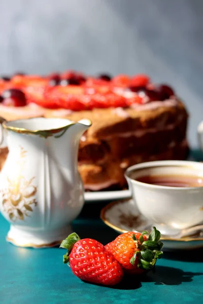 Retro Teeparty Schöne Weiße Und Goldene Tasse Zuckerdose Milchkanne Und — Stockfoto