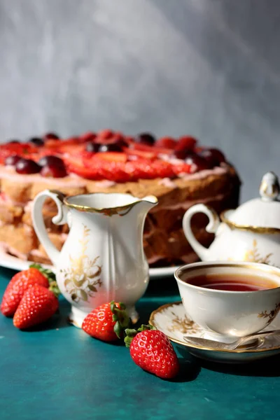 Retro Tableware Table Cup Tea Milk Jug Fresh Berries Strawberry — Stock Photo, Image