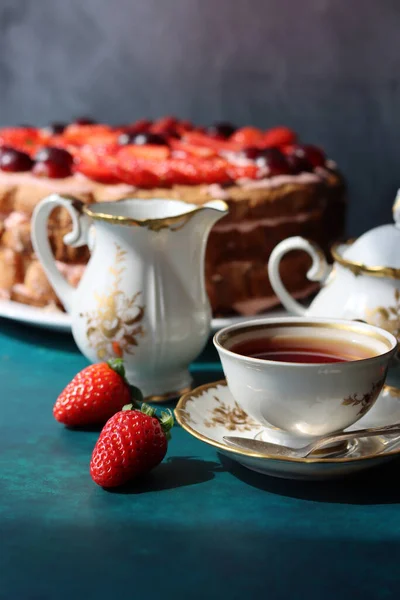 Vintage Tasse Mit Schwarzem Tee Erdbeerkuchen Und Frischen Beeren Auf — Stockfoto