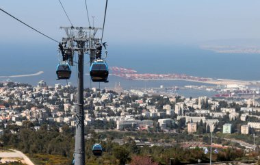 Hayfa şehrinin çok yukarısında, İsrail 'de. Mavi teleferik, fotoğrafı kapat. İsrail 'de toplu taşıma. 