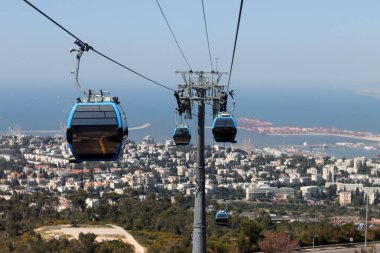 Hayfa şehrinin çok yukarısında, İsrail 'de. Mavi teleferik, fotoğrafı kapat. İsrail 'de toplu taşıma. 