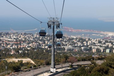 Hayfa şehrinin çok yukarısında, İsrail 'de. Mavi teleferik, fotoğrafı kapat. İsrail 'de toplu taşıma. 