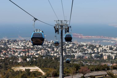 Hayfa şehrinin çok yukarısında, İsrail 'de. Mavi teleferik, fotoğrafı kapat. İsrail 'de toplu taşıma. 