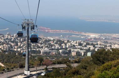 Yukarıdan güzel bir şehir manzarası. Hayfa, İsrail 'de kablolu yol. 