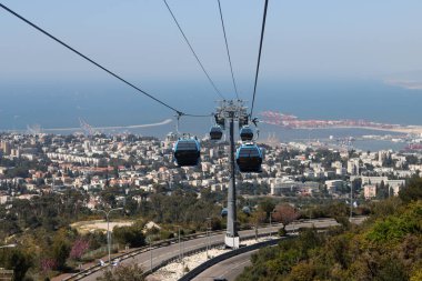 Yukarıdan güzel bir şehir manzarası. Hayfa, İsrail 'de kablolu yol. 