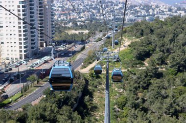 Hayfa şehrinin çok yukarısında, İsrail 'de. Mavi teleferik, fotoğrafı kapat. İsrail 'de toplu taşıma. 