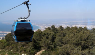Hayfa şehrinin çok yukarısında, İsrail 'de. Mavi teleferik, fotoğrafı kapat. İsrail 'de toplu taşıma. 