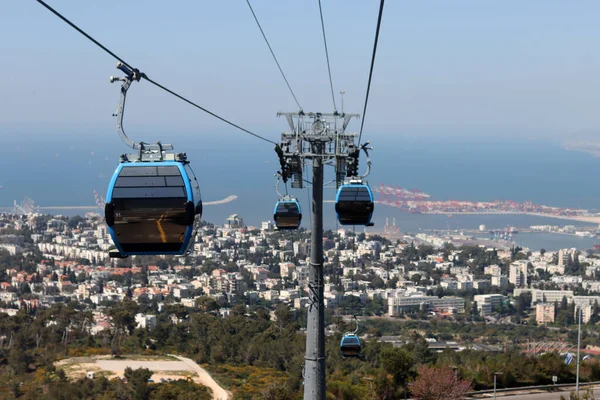 Hayfa şehrinin çok yukarısında, İsrail 'de. Mavi teleferik, fotoğrafı kapat. İsrail 'de toplu taşıma. 