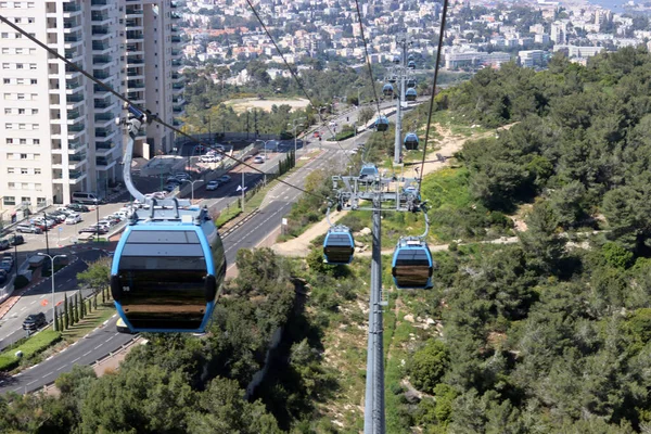 Hayfa şehrinin çok yukarısında, İsrail 'de. Mavi teleferik, fotoğrafı kapat. İsrail 'de toplu taşıma. 