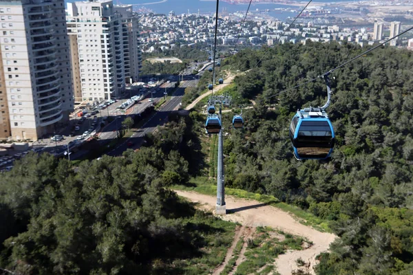 Hayfa şehrinin çok yukarısında, İsrail 'de. Mavi teleferik, fotoğrafı kapat. İsrail 'de toplu taşıma. 