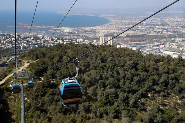 Hayfa şehrinin çok yukarısında, İsrail 'de. Mavi teleferik, fotoğrafı kapat. İsrail 'de toplu taşıma. 