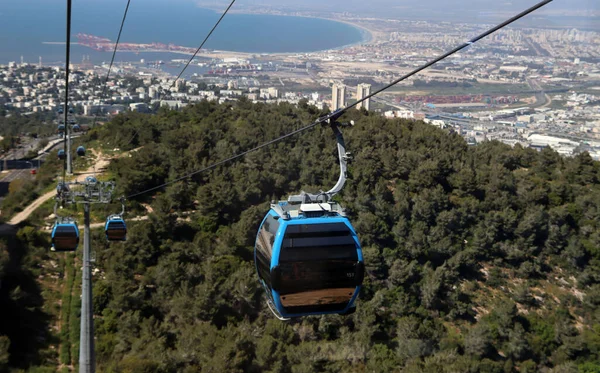 Hayfa şehrinin çok yukarısında, İsrail 'de. Mavi teleferik, fotoğrafı kapat. İsrail 'de toplu taşıma. 