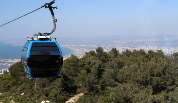 Hayfa şehrinin çok yukarısında, İsrail 'de. Mavi teleferik, fotoğrafı kapat. İsrail 'de toplu taşıma. 