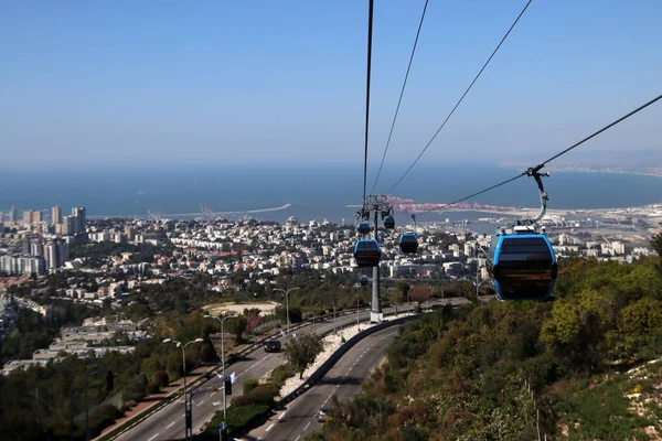 Hayfa şehrinin çok yukarısında, İsrail 'de. Mavi teleferik, fotoğrafı kapat. İsrail 'de toplu taşıma. 