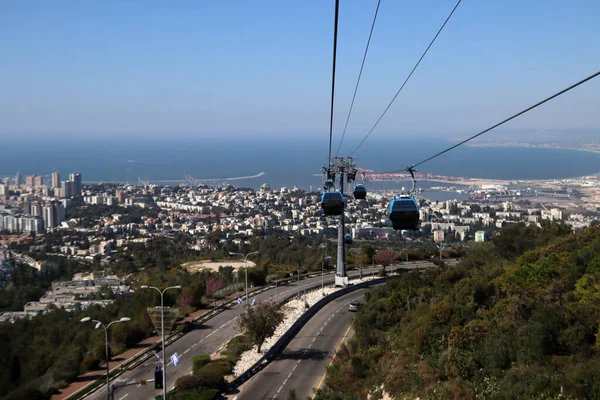 Yukarıdan güzel bir şehir manzarası. Hayfa, İsrail 'de kablolu yol. 