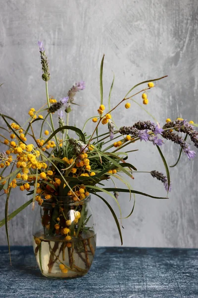 Frühlingsblumen Glas Einfache Komposition Stillleben Mit Akazien Und Lavendelblüten Hellgrauer — Stockfoto