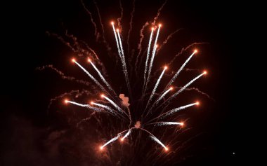 Bağımsızlık Günü kutlaması. Karanlık gökyüzünde renkli havai fişekler. Kopyalama alanı olan siyah arkaplan. 