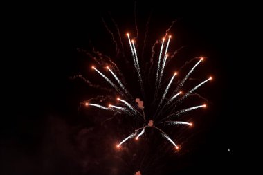 Havai fişek yakın çekim fotoğrafı. Gece gökyüzünde güzel havai fişekler. 