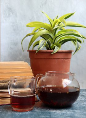 Gri dokularla ilgili eski açık bir kitabı olan basit kompozisyon. Retro stili natürmort hayat. 