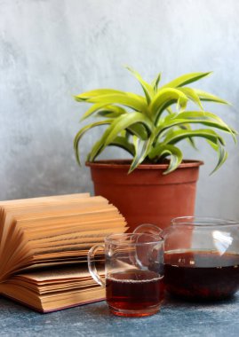 Gri dokularla ilgili eski açık bir kitabı olan basit kompozisyon. Retro stili natürmort hayat. 