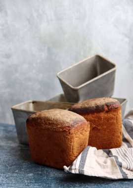 Masadaki dikdörtgen ekşi ekmek. Kopyalama alanı olan açık gri arkaplan. Sağlıklı beslenme konsepti. Çavdar ekmeği dokusu fotoğrafı kapat. 