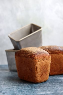 Masadaki dikdörtgen ekşi ekmek. Kopyalama alanı olan açık gri arkaplan. Sağlıklı beslenme konsepti. Çavdar ekmeği dokusu fotoğrafı kapat. 