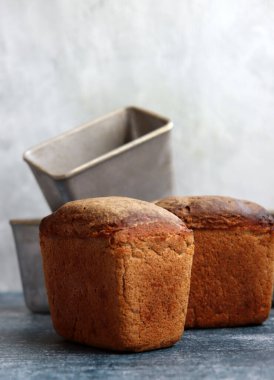Geleneksel Ukrayna çavdar ekmeği, Darnitskiy ekmeği. Ekmek kapak fotoğrafı. Taze pişmiş ev yapımı ekmek.. 