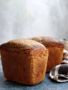 Geleneksel Ukrayna çavdar ekmeği, Darnitskiy ekmeği. Ekmek kapak fotoğrafı. Taze pişmiş ev yapımı ekmek.. 