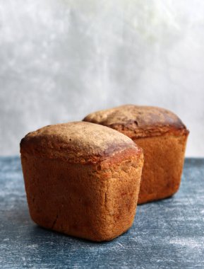 Masadaki dikdörtgen ekşi ekmek. Kopyalama alanı olan açık gri arkaplan. Sağlıklı beslenme konsepti. Çavdar ekmeği dokusu fotoğrafı kapat. 