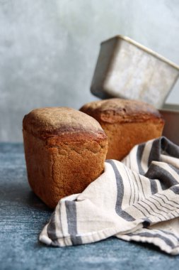 Masadaki dikdörtgen ekmek ve alüminyum formlar. Taze ev yapımı çavdar ekmeği. Yakın plan.. 