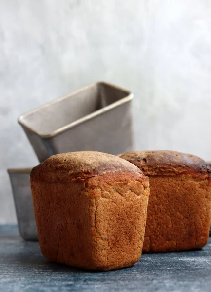 Geleneksel Ukrayna çavdar ekmeği, Darnitskiy ekmeği. Ekmek kapak fotoğrafı. Taze pişmiş ev yapımı ekmek.. 
