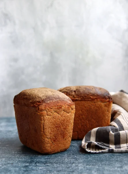 Masadaki dikdörtgen ekşi ekmek. Kopyalama alanı olan açık gri arkaplan. Sağlıklı beslenme konsepti. Çavdar ekmeği dokusu fotoğrafı kapat. 