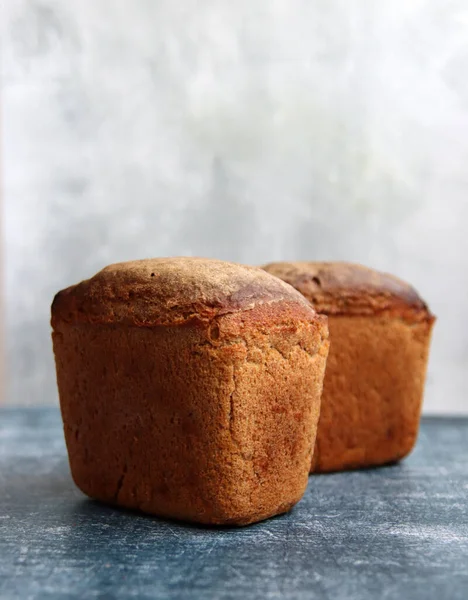 Geleneksel Ukrayna çavdar ekmeği, Darnitskiy ekmeği. Ekmek kapak fotoğrafı. Taze pişmiş ev yapımı ekmek.. 