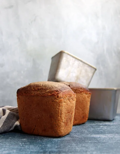 Masadaki dikdörtgen ekmek ve alüminyum formlar. Taze ev yapımı çavdar ekmeği. Yakın plan.. 