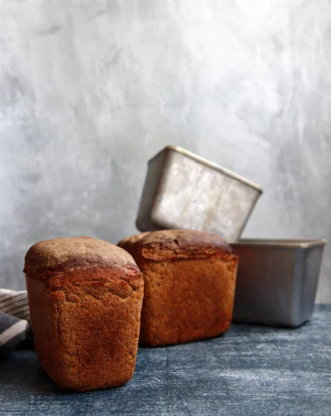 Geleneksel Ukrayna çavdar ekmeği, Darnitskiy ekmeği. Ekmek kapak fotoğrafı. Taze pişmiş ev yapımı ekmek.. 